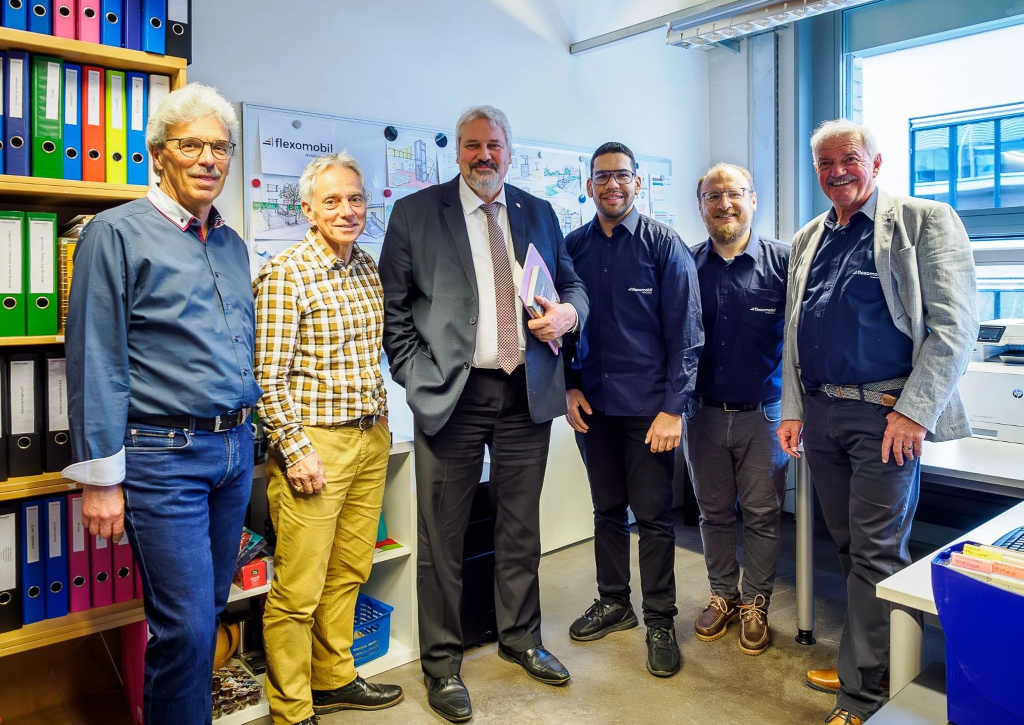 Die Flexomobil-Gründer Marcel Senn, Thomas Schumann, der Winterthurer Stadtpräsident Michael Künzle, zwei Mitarbeiter und Gründer Siegfried Schmid. (v.l.n.r) (Bild: Enzo Lopardo)