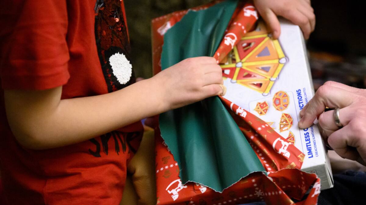 Häufig verschenkt werden gemäss Umfrage weiterhin Spielwaren, Süssigkeiten, Geschenkgutscheine oder Geld. 236510_oJohPgWV