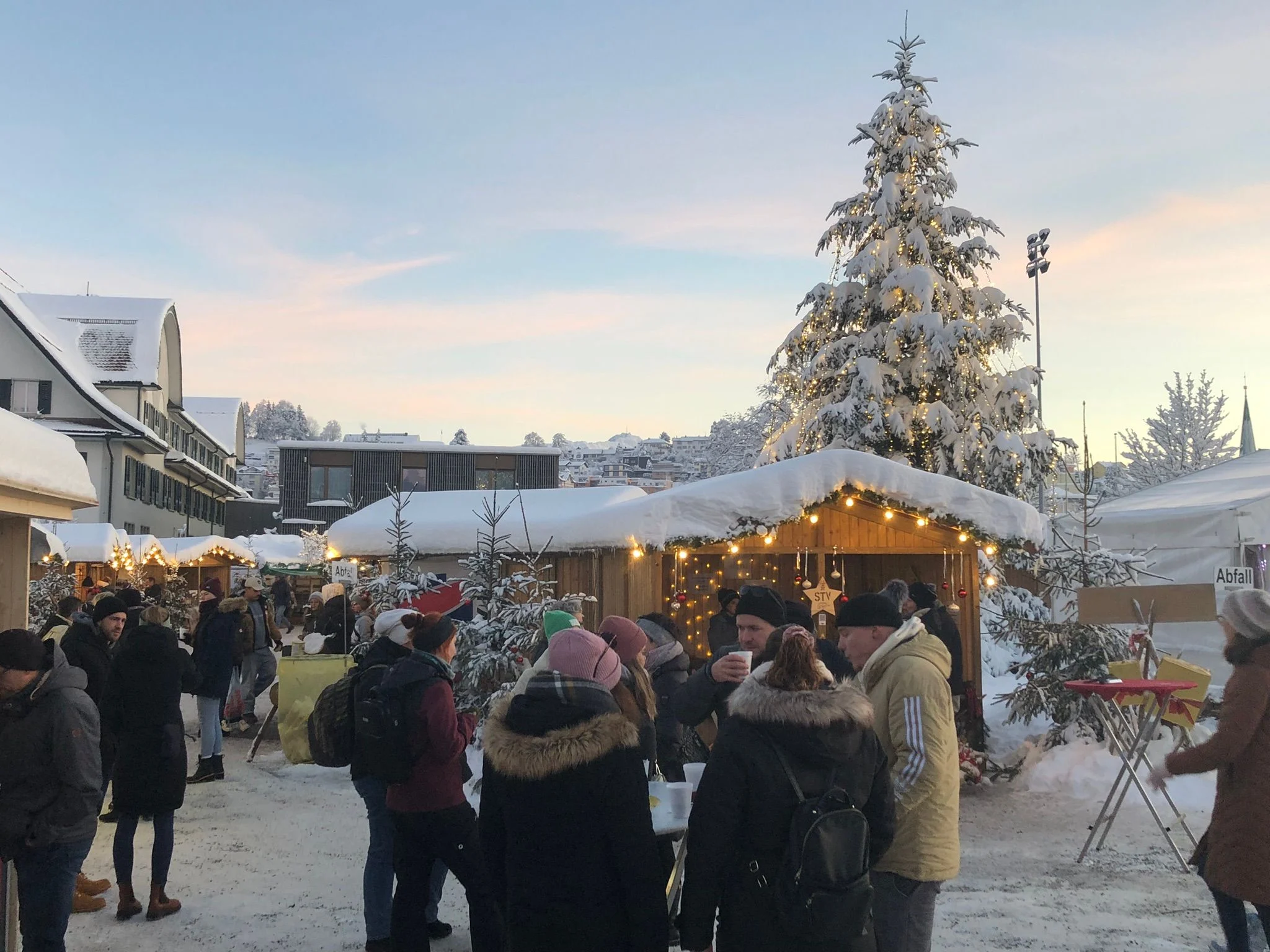 Zum ersten Mal findet am Samstag um 18.30 Uhr auf der Wiese beim Schulhaus Ebnet Ost eine Feuershow statt. 236627_qyYDYGGx