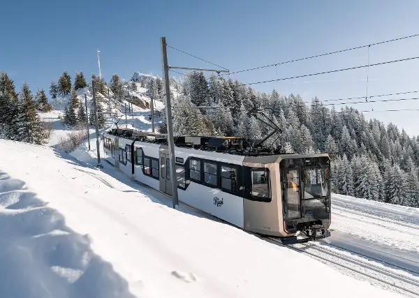 Ein Stadler-Zahnradtriebzug zwischen Rigi Kulm und Rigi Staffel.