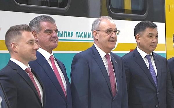 Guy Parmelin besuchte mit Peter Spuhler eine Stadler-Zugfabrik. Guy Parmelin besuchte mit Peter Spuhler eine Stadler-Zugfabrik.