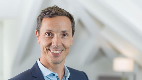 Urs Rhyner hat Erfahrung an der Schnittstelle von Technologie, Innovation und Verkauf in der Schweizer Finanz- und Versicherungsbranche.