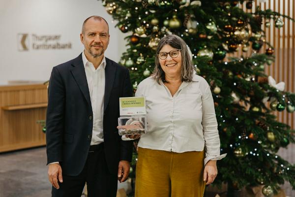 Marcel Keller, Leiter der TKB Weinfelden, übergibt die Feriengeld-Spende an Judith Meier Inhelder, Geschäftsführerin der Caritas Thurgau.