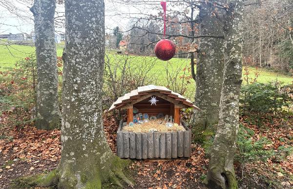 Es gibt Sachen zum Ausprobieren, wie etwa eine Spieluhr oder ein Glücksrad.