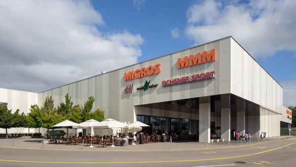 Im Rahmen der Erneuerung wird auch die Warenpräsentation im Supermarkt Rheinpark angepasst.