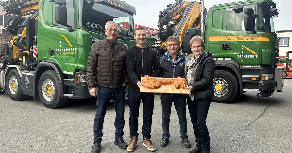 Der neue Verwaltungsratspräsident Christoph Thür zusammen mit dem neuen Geschäftsführer Simon Thür und den ehemaligen Firmeninhaber Armin und Anita Gschwend.