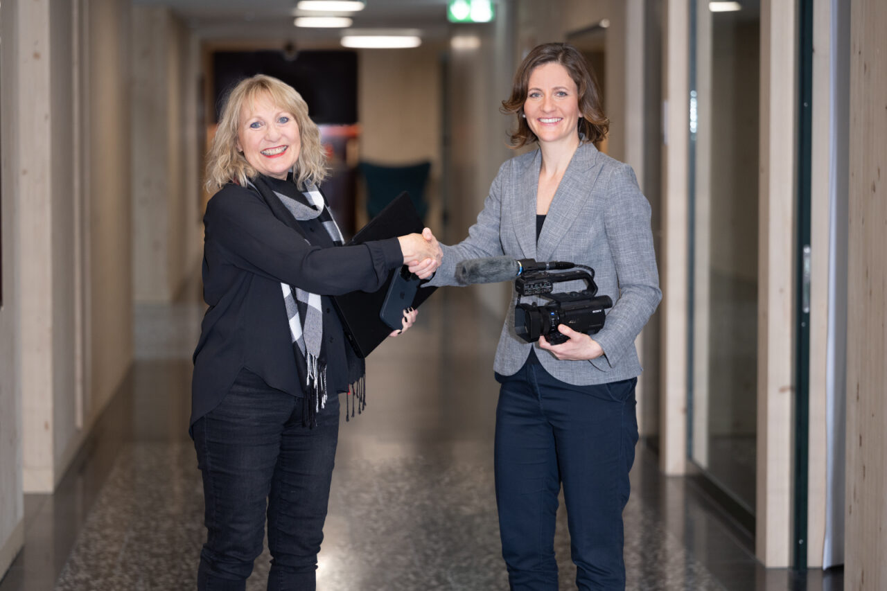 Vorgängerin Regula Marti und die neue Leiterin Robin Fritschi. (v.l.)