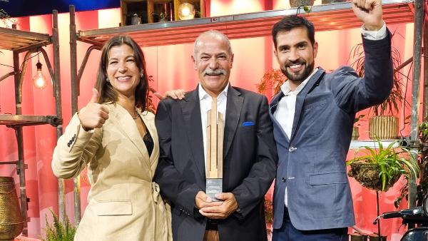 Josef Jäger (Mitte) mit den Co-CEOs Michèle Jäger und Samuel Eder bei der Verleihung des «Family Business Awards 2025».