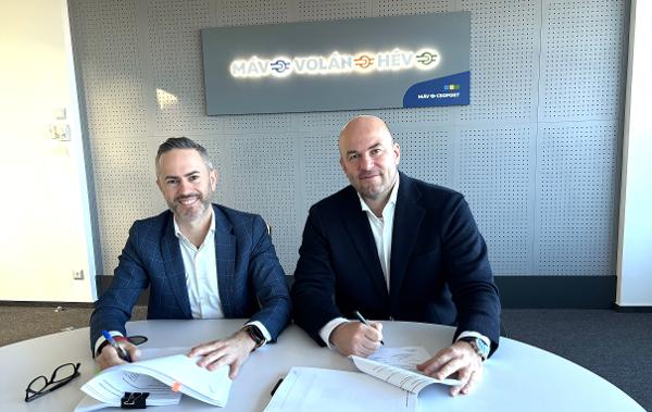 Vertragsunterzeichnung (v.l.n.r.): Csaba Kiss, CEO Stadler Ungarn; Dr. Róbert Homolya, Vorsitzender Stadler Ungarn. (v.l.)