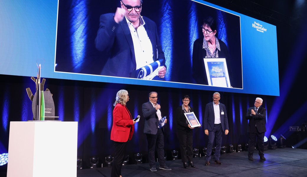 Bei der Preisübergabe: Moderatorin Sonja Hasler, Peter Mattle, Romana Mattle, Roger Schläpfer und AGV-Präsident Klaus Brammertz. (v.l.) (Bild: Patric Kees)