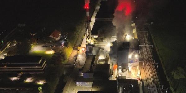 Das Auslaufen der extrem heissen Masse verursachte starken Rauch. Das Auslaufen der extrem heissen Masse verursachte starken Rauch.