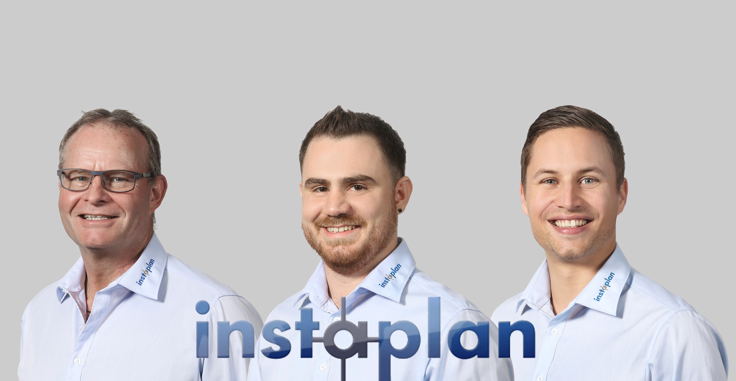 Andrea Willi von der Instaplan AG übergibt an die beiden Aktionäre Pirmin Kurath und Simon Steiner. (v.l.)