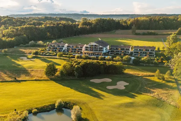 Eingebettet in die Thurgauer Landschaft: Das Golfhotel Lipperswil. Eingebettet in die Thurgauer Landschaft: Das Golfhotel Lipperswil.