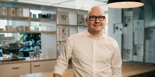 Dieci-Geschäftsführer Patrick Bircher erklärt, warum sich Diecis Pizzakurier im wachsenden Wettbewerb gegen Uber Eats und Just Eat behaupten kann. Dieci-Geschäftsführer Patrick Bircher erklärt, warum sich Diecis Pizzakurier im wachsenden Wettbewerb gegen Uber Eats und Just Eat behaupten kann.