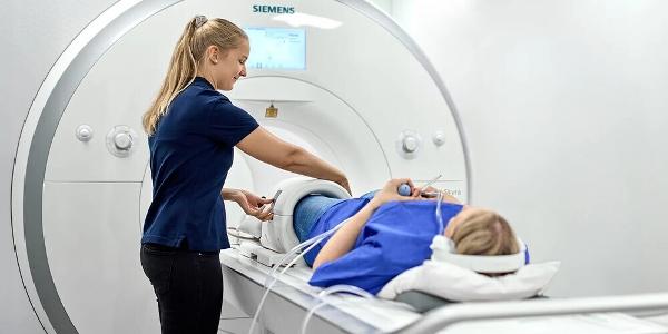 Metallische Gegenstände wie Kabel können im MRT durch die Luft fliegen oder sich erhitzen. (Bild: radiologie-bergstein.ch) Metallische Gegenstände wie Kabel können im MRT durch die Luft fliegen oder sich erhitzen. (Bild: radiologie-bergstein.ch)