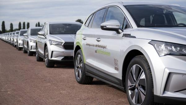 Auf Schweizer Strassen sind Elektroautos noch selten. Derzeit fahren 5,2 Prozent der zugelassenen Autos ausschliesslich mit Strom. Auf Schweizer Strassen sind Elektroautos noch selten. Derzeit fahren 5,2 Prozent der zugelassenen Autos ausschliesslich mit Strom.