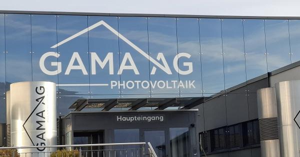 Nur die Fassade glänzt: Haupteingang der Gama AG in Au. (Bild: ys) Nur die Fassade glänzt: Haupteingang der Gama AG in Au. (Bild: ys)