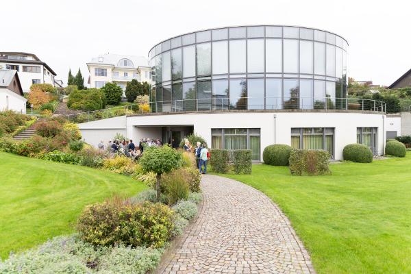 Renommierte Referenten geben Tipps und Erfahrungen weiter, wie man gewisse Dinge auf eine andere Weise betrachten kann. Ziel ist es, mit den Referaten bestehende Denkgewohnheiten aufzubrechen.