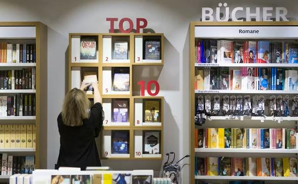 Betroffen ist nicht nur das Filialnetz, sondern auch die Zentrale inklusive Lager in Dietikon ZH. Betroffen ist nicht nur das Filialnetz, sondern auch die Zentrale inklusive Lager in Dietikon ZH.