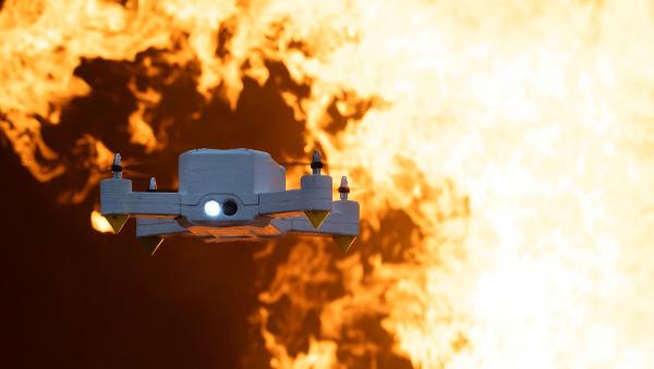 Die FireDrone ist die erste Drohne, die extremer Hitze trotzt. Künftig soll sie Daten direkt aus Gefahrenzonen senden.
