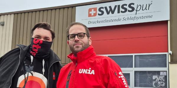 Arbeiter Akos Tar und  Lukas Auer vom Unia-Rechtsdienst während der Demo in klirrender Kälte in Montlingen im Dezember.