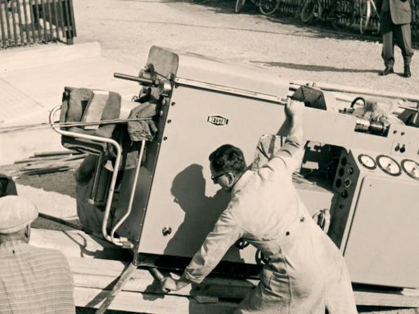1961: Installation der ersten Spritzgussmaschine, «Luise», mit Schneckenkolben-Plastifizierung.
