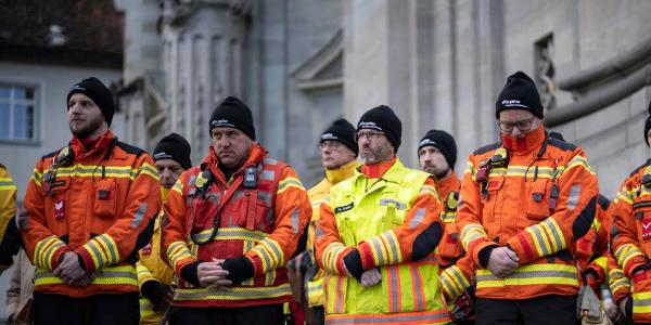 Angehörige der Feuerwehr beteiligten sich am 9. Januar auf dem St.Galler Klosterplatz am nationalen Trauertag in Gedenken an die Opfer der Brandkatastrophe von Crans Montana.