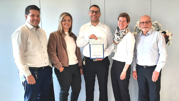 Übergabe des Awards an die Raiffeisenbank Regio Unteres Toggenburg & Neckertal.