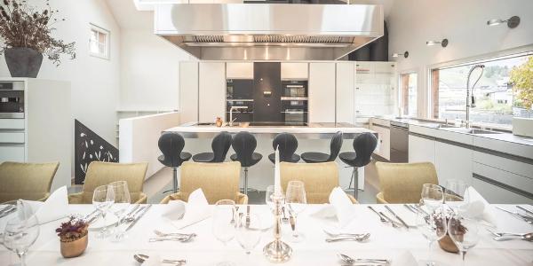 ls Location dient das Hofhaus mit Showküche, das Platz für bis zu zwölf Gäste bietet.