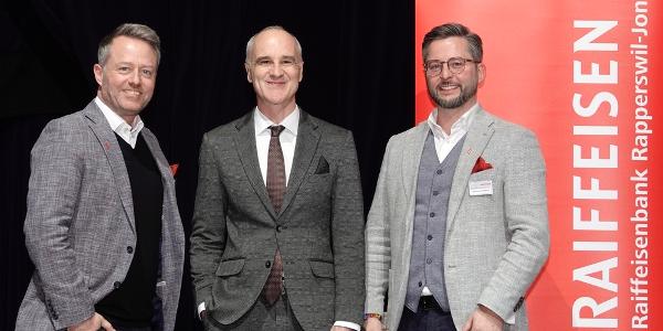 Drei Raiffeisen-Vertreter: Markus Jäger, Vorsitzender der Bankleitung; Matthias Geissbühler, CIO; Markus Altorfer, Leiter Markt, Stv. Vorsitzender der Bankleitung. Drei Raiffeisen-Vertreter: Markus Jäger, Vorsitzender der Bankleitung; Matthias Geissbühler, CIO; Markus Altorfer, Leiter Markt, Stv. Vorsitzender der Bankleitung.