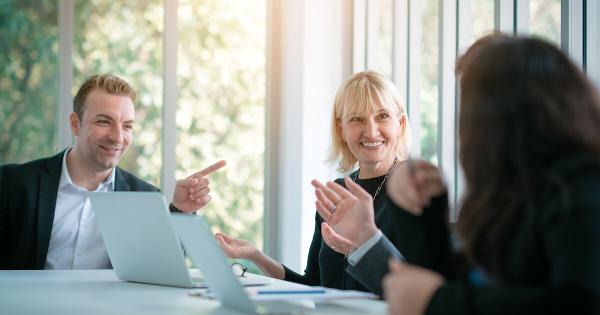 Mit Hilfe praxisnaher Formate wie Shadowing, Fallstudien und einer VR-Besetzungssimulation lässt sich das theoretische Wissen unmittelbar im Berufsalltag anwenden. Mit Hilfe praxisnaher Formate wie Shadowing, Fallstudien und einer VR-Besetzungssimulation lässt sich das theoretische Wissen unmittelbar im Berufsalltag anwenden.