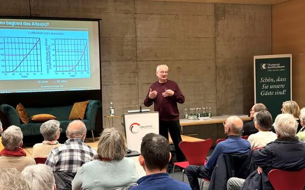 Felix Bohn, Architekt, Gerontologe und Sohn einer betagten Mutter, gab an der Immozionale alltagstaugliche Tipps für Wohnen im Alter. (Bild: Inka Grabowsky)