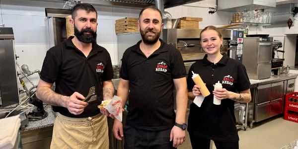 Das Stadt-Kebap-Team: Mohammed Omar, Tevfik Er und Michelle Engetschwiler. (Bild: stz) Das Stadt-Kebap-Team: Mohammed Omar, Tevfik Er und Michelle Engetschwiler. (Bild: stz)