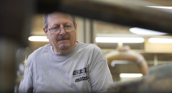 Ein Innenausbau-Schreiner der Mätzler AG bei der Arbeit. Ein Innenausbau-Schreiner der Mätzler AG bei der Arbeit.