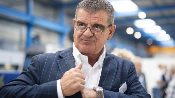 Der Landwirtschaftsmaschinen-Hersteller mit Hauptaktionär Peter Spuhler steigerte 2025 den Umsatz um zwei Prozent auf knapp 2 Milliarden Dollar. Der Landwirtschaftsmaschinen-Hersteller mit Hauptaktionär Peter Spuhler steigerte 2025 den Umsatz um zwei Prozent auf knapp 2 Milliarden Dollar.