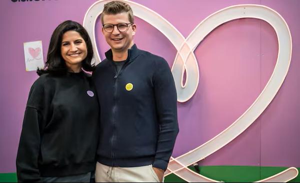 «Wir freuen uns wahnsinnig!»: Lisa Vincenz und Mike Egger werden erstmals Eltern. (Bild: Michael Huwiler) «Wir freuen uns wahnsinnig!»: Lisa Vincenz und Mike Egger werden erstmals Eltern. (Bild: Michael Huwiler)