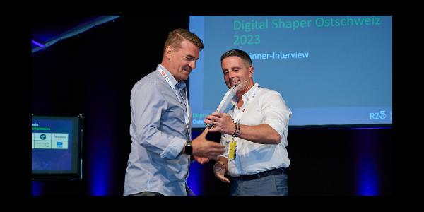 2023 ging der Titel an Roger Spirig (links), im Bild mit Stephan Ziegler vom Magazin «Leader». 2023 ging der Titel an Roger Spirig (links), im Bild mit Stephan Ziegler vom Magazin «Leader».