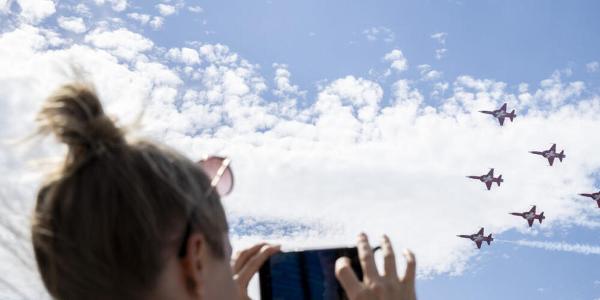 Eine Zuschauerin fotografiert am 1. September 2023 die Flugshow der Patrouille Suisse anlässlich des 75-Jahre-Jubiläums des Flughafens Zürich. Eine Zuschauerin fotografiert am 1. September 2023 die Flugshow der Patrouille Suisse anlässlich des 75-Jahre-Jubiläums des Flughafens Zürich.