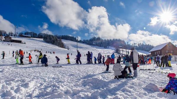 Zahlreiche Besucherinnen und Besucher freuten sich im Januar über den Schnee. Zahlreiche Besucherinnen und Besucher freuten sich im Januar über den Schnee.