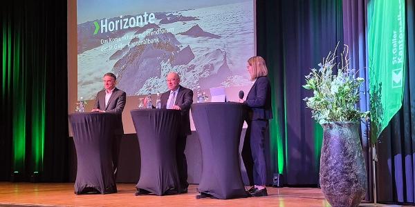 René Walser, Bereichsleiter Privat- und Geschäftskunden der St.Galler KB, Regierungspräsident Beat Tinner und Moderatorin Sabine Bianchi. (Bild: Daniel Ammann)