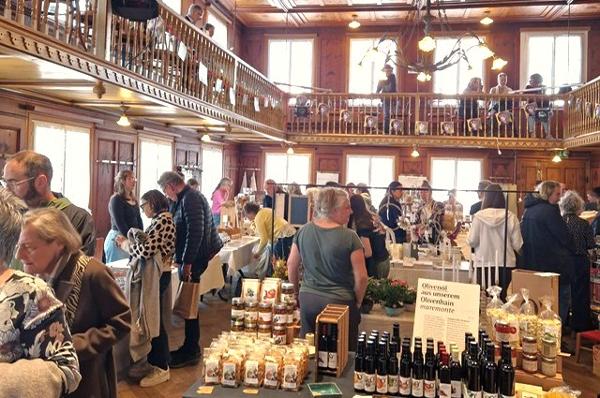 Im Lindensaal und im Hotel Linde wurde eine Plattform für hochwertiges Kunsthandwerk und Design geschaffen, inklusive Kulturprogramm.