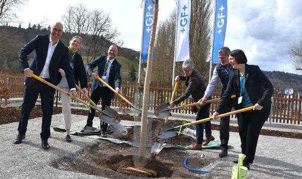 Als Eröffnungsakt wurde ein Baum gepflanzt. (Bild: Thomas Güntert)
