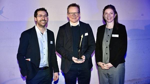 Die Übergabe der Prix-WISG-Skulptur an der GV der Wirtschaft Region St.Gallen (WISG).