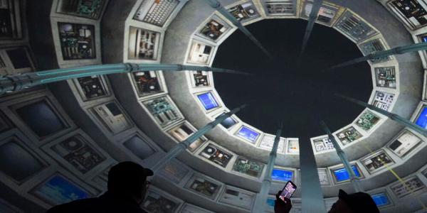 Ein Besucher filmt mit seinem Smartphone die interaktiven Ausstellung Phänomena in Dietikon.