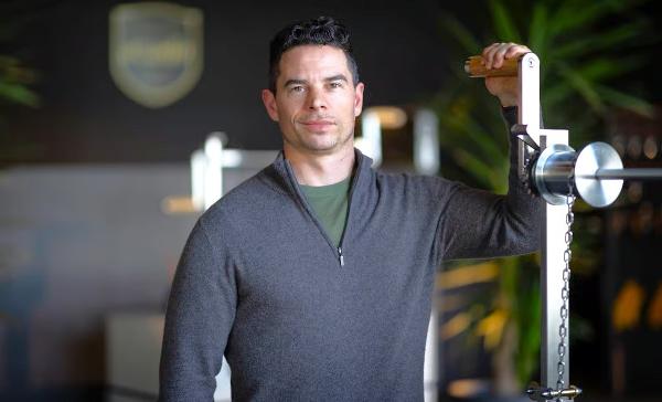 Andreas Nöckl, gelernter Polymechaniker und Mitgründer von Azado, kann am neuen Standort Showroom und Werkstatt ein einem sichtbar machen.