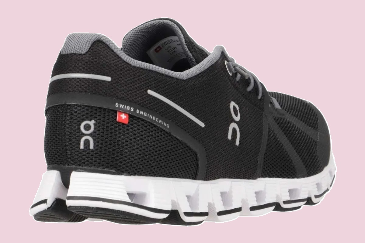 Schweizerkreuz ohne Schweizer Produktionsort: On-Schuh sorgt für Streit.