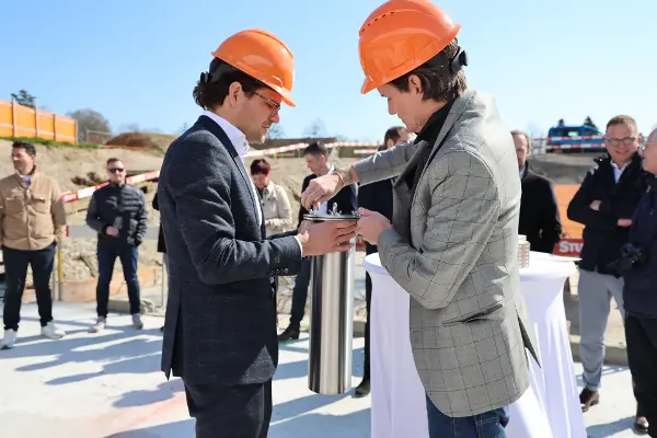 Im Rahmen der Feierlichkeiten wurde eine Zeitkapsel befüllt, die symbolisch im Fundament des Gebäudes verankert wird.