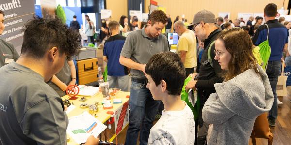 An der Tischmesse kommen Jugendliche und Ausbildnerinnen direkt ins Gespräch, ohne Standwände und Hemmschwellen. An der Tischmesse kommen Jugendliche und Ausbildnerinnen direkt ins Gespräch, ohne Standwände und Hemmschwellen.