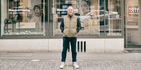 Rukka-CEO Sven Blum vor dem Schaufenster an der St.Galler Neugasse. Rukka-CEO Sven Blum vor dem Schaufenster an der St.Galler Neugasse.