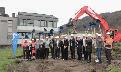 «Wir sind glücklich, dass wir loslegen können», sagt Projektleiter Andreas Reis (Mitte, links vom Bagger) beim Spatenstich gestern Montagvormittag. Spatenstich Alpha Rheintal Bank Berneck